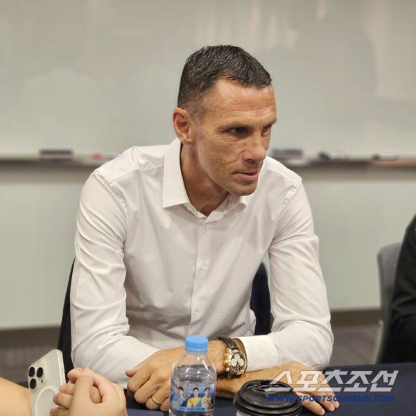 [현장인터뷰]'전설' 황선홍이 보는 이청용 '골프 세리머니' 논란,