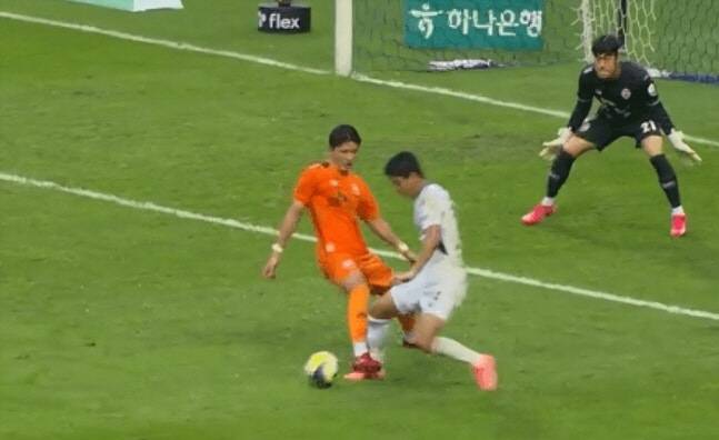 [현장인터뷰]'전설' 황선홍이 보는 이청용 '골프 세리머니' 논란,