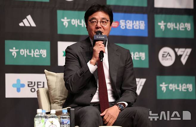 이청용 골프 세리머니 논란에 '선배' 황선홍 직언