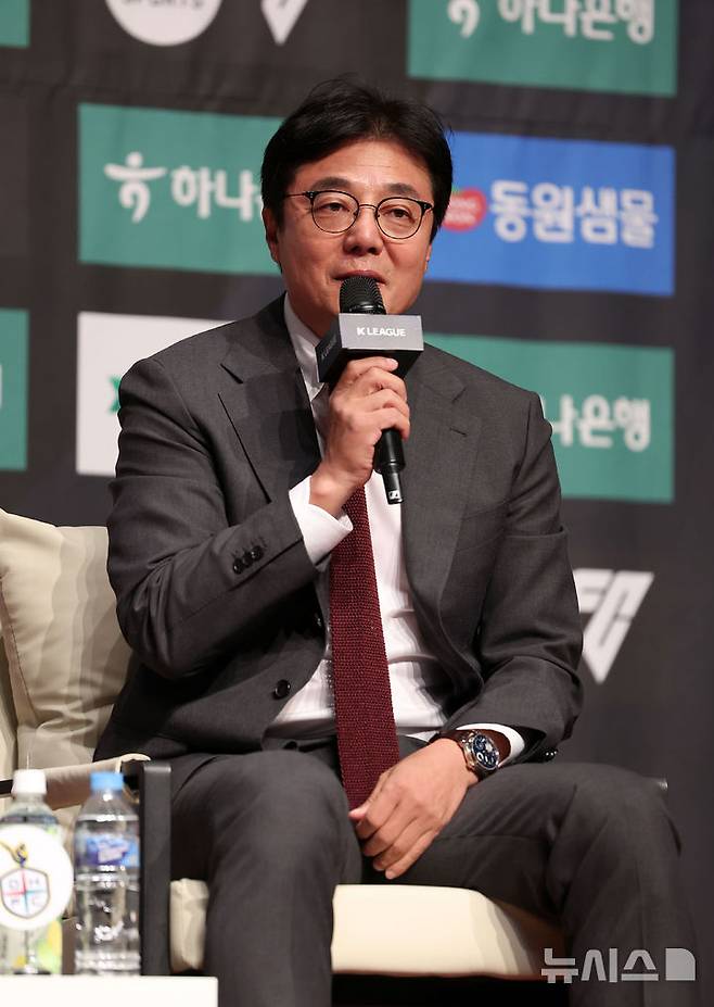 이청용 골프 세리머니 논란에 '선배' 황선홍 직언