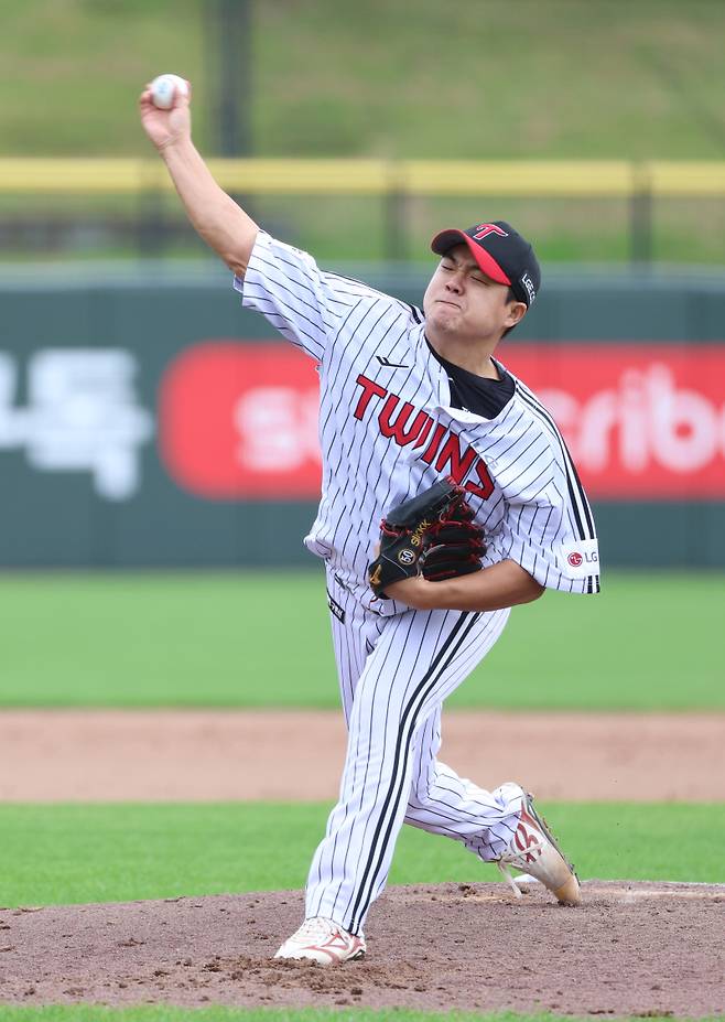 한국시리즈 눈앞 LG, 52억 FA 투수에 '안심' 10라운더 복덩이에 '근심'