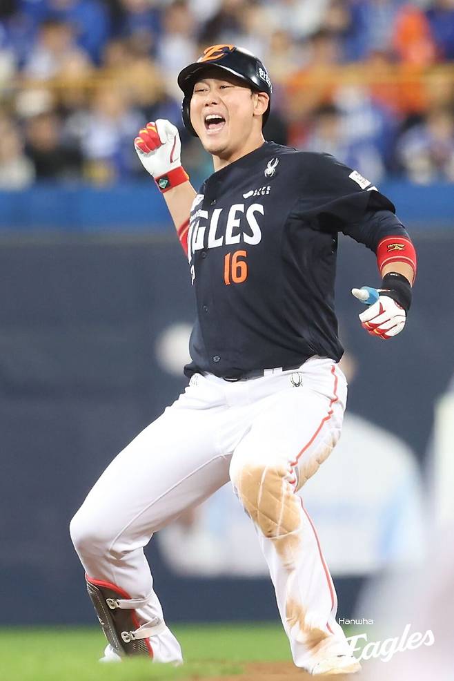 정규시즌 활약만으로 연봉값 다한 하주석, 가을야구 ‘미친 타격감’으로 한화 타선의 숨은 일등공신...김경문 감독 “기대 이상으로 잘 해주고 있다” [대구 PO 4차전 프리뷰]