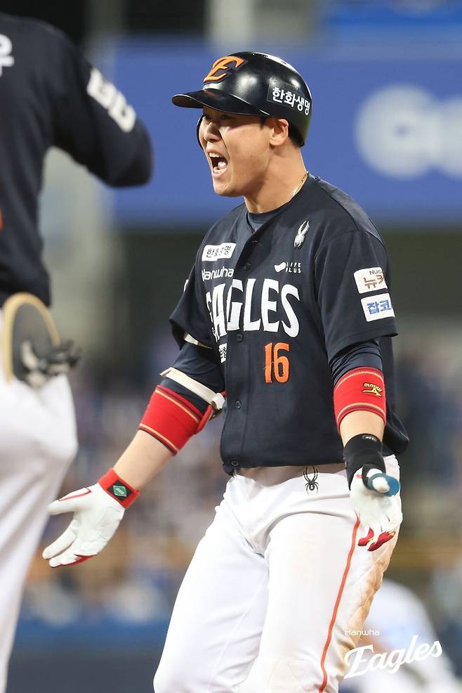 정규시즌 활약만으로 연봉값 다한 하주석, 가을야구 ‘미친 타격감’으로 한화 타선의 숨은 일등공신...김경문 감독 “기대 이상으로 잘 해주고 있다” [대구 PO 4차전 프리뷰]