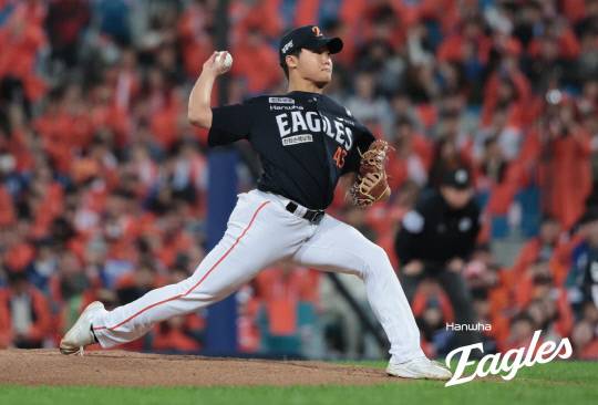 '루키 맞아?' 정우주, 4차전 무실점 쾌투…한화 가을야구 새 에이스 탄생하나