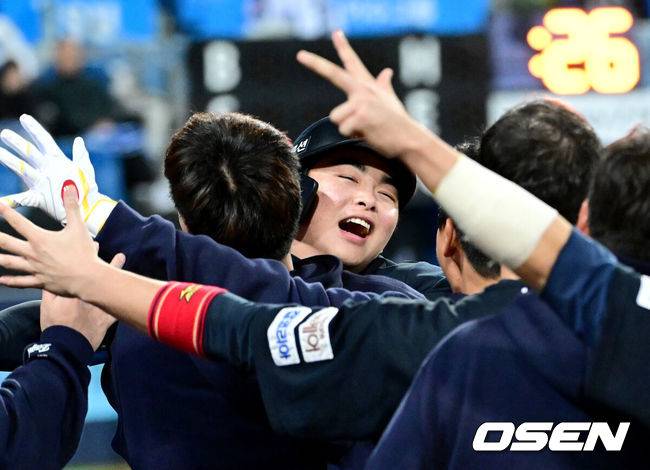 200일 만에 대구서 또 문현빈 홈런 폭발, 한화 19년 만에 한국시리즈 보인다…원태인 상대 홀로 4타점 [PO4]