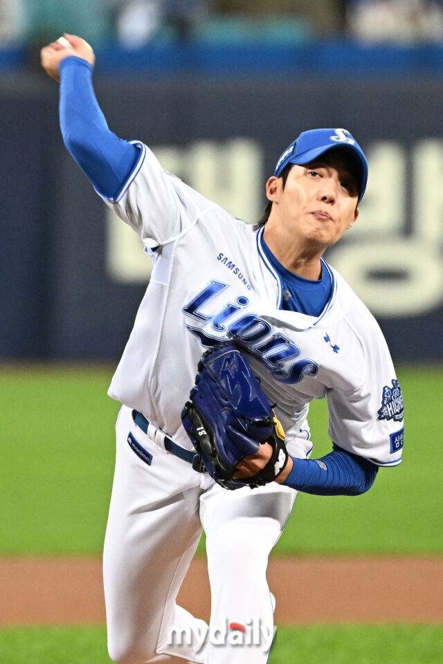 통한의 번트 2루 송구, 스리런 홈런으로 연결됐다…원태인 눈물의 5이닝 4실점→삼성 PO 탈락 위기 [MD대구 PO4]