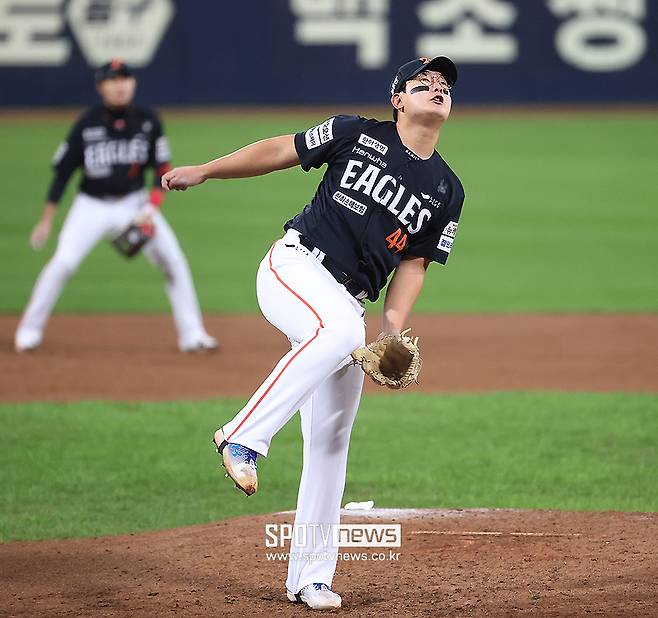 '한화 어쩌나' KS행 임박했는데 김서현 또 구원 실패…승부처에서 동점 3점포 맞았다