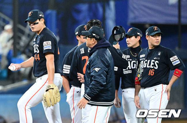 대체 왜? 19년 만에 KS 진출 걸린 한판인데…김서현 살리기 대실패, 김경문 믿음 야구 안 통했다 [PO4]