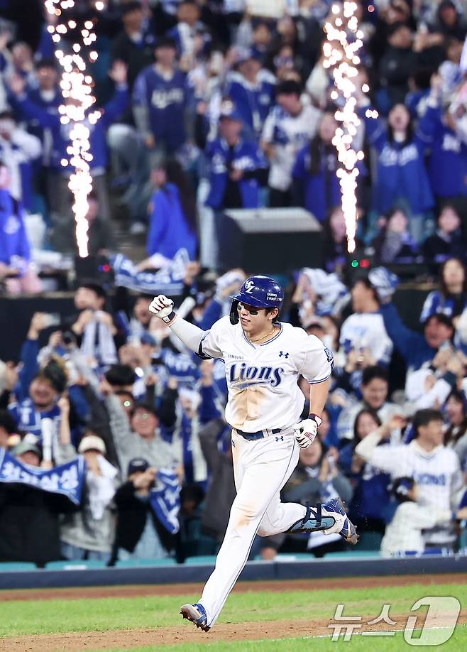 동점 3점포 날렸던 삼성 김영웅, 7회 기적의 역전 3점포[PO4]