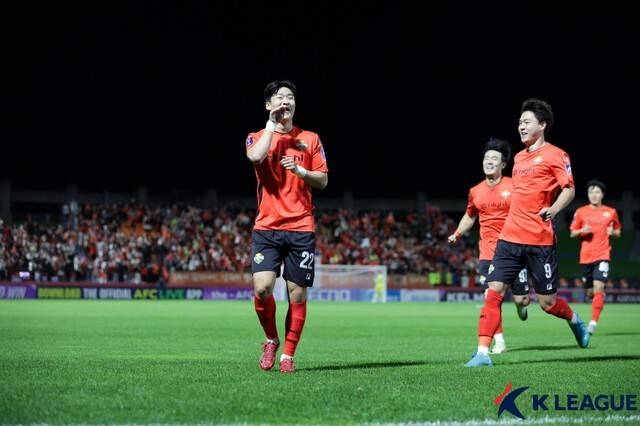 [BE.현장] 전반에만 3골 맹폭, 한일전 진땀승... '김건희 위닝골' 강원, ACLE서 '이니에스타 뛰었던' 고베에 4-3 재역전승