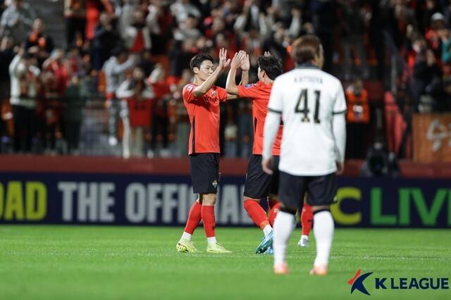 [BE.현장] 전반에만 3골 맹폭, 한일전 진땀승... '김건희 위닝골' 강원, ACLE서 '이니에스타 뛰었던' 고베에 4-3 재역전승