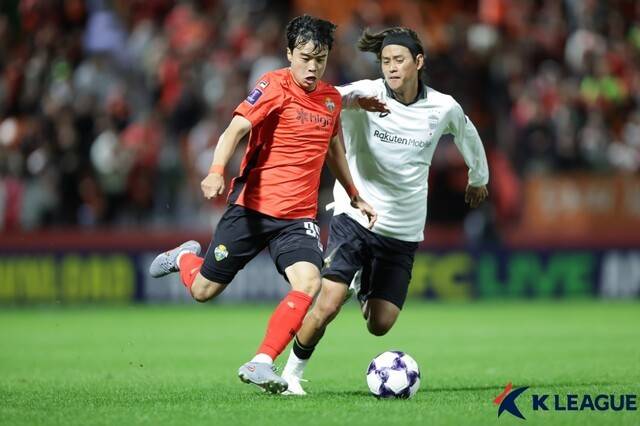 [BE.현장] 전반에만 3골 맹폭, 한일전 진땀승... '김건희 위닝골' 강원, ACLE서 '이니에스타 뛰었던' 고베에 4-3 재역전승