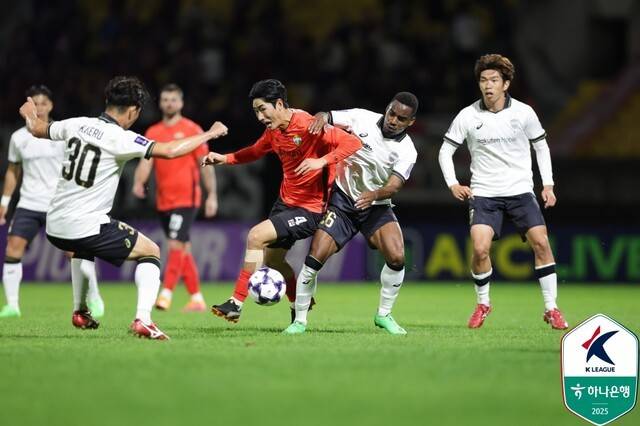 [BE.현장] 전반에만 3골 맹폭, 한일전 진땀승... '김건희 위닝골' 강원, ACLE서 '이니에스타 뛰었던' 고베에 4-3 재역전승