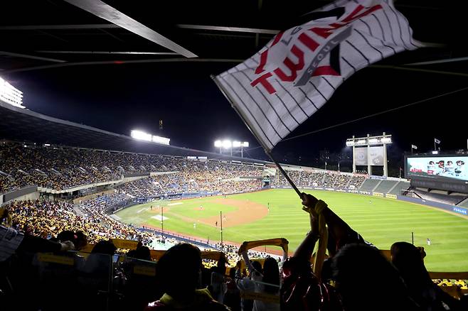 라팍에서 터진 ‘김영웅 홈런’→잠실이 들썩였다…PO 5차전 성사, LG는 ‘활짝’ 웃었다 [SS현장속으로]