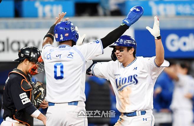 라팍에서 터진 ‘김영웅 홈런’→잠실이 들썩였다…PO 5차전 성사, LG는 ‘활짝’ 웃었다 [SS현장속으로]