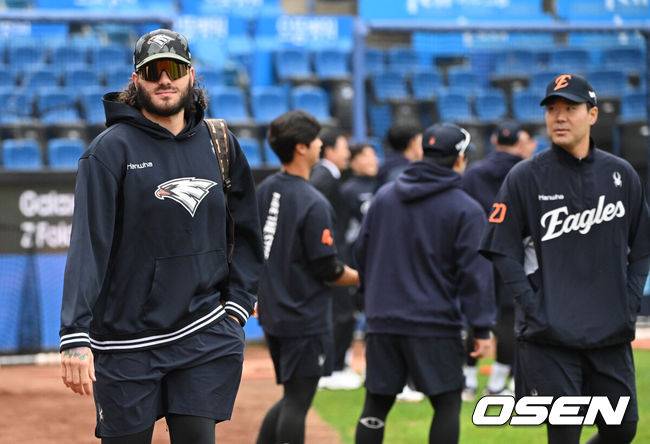 이럴 거면 폰세 '불펜 대기' 왜 했나, 7회 몸만 풀다 끝났다…결국 5차전 선발로, 왜 벌써 '5차전 마무리' 김서현 못박았나 [PO4]