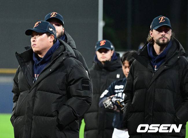 이럴 거면 폰세 '불펜 대기' 왜 했나, 7회 몸만 풀다 끝났다…결국 5차전 선발로, 왜 벌써 '5차전 마무리' 김서현 못박았나 [PO4]