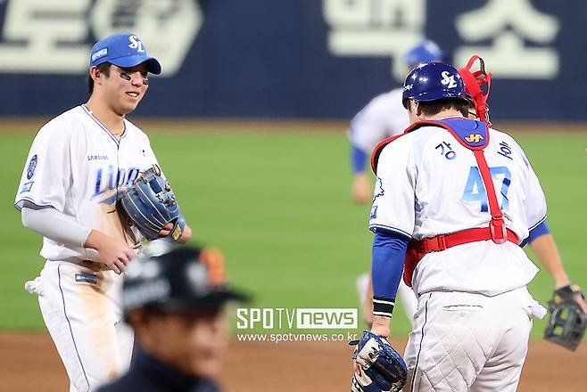 '영웅'에게 90도 인사한 18살 차 대선배…팀을 구한 후배에게 진심 어린 경의