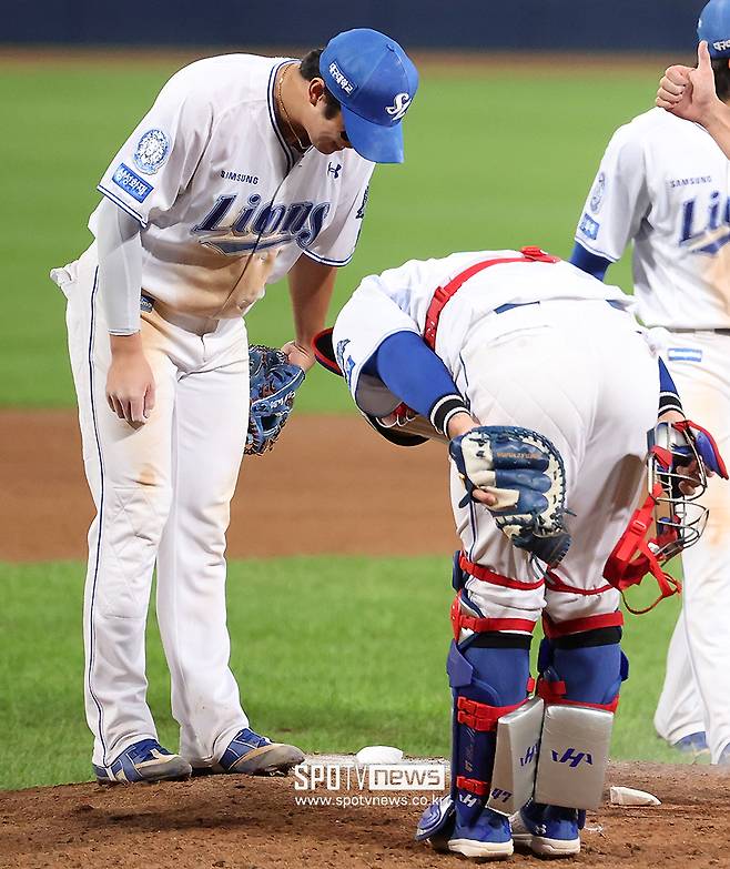 '영웅'에게 90도 인사한 18살 차 대선배…팀을 구한 후배에게 진심 어린 경의