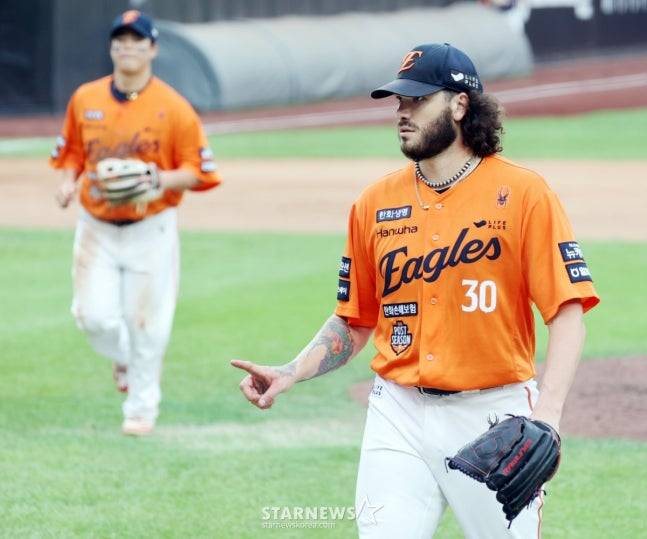 '4관왕' 폰세 써보지도 못하고 대역전패, 한화 19년 만의 KS 진출 '빨간불'... 이것이 최선이었나 [PO4 현장]