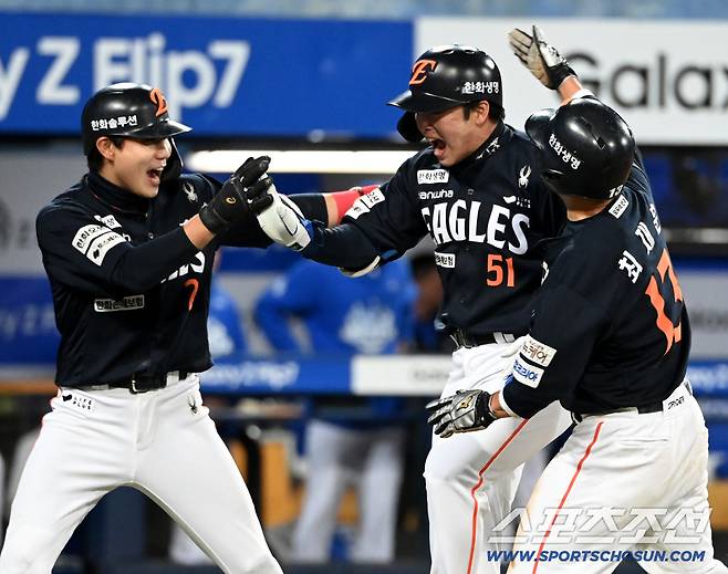 '시한 폭탄'이었던 문현빈 수비 미스, 김서현 '충격 피홈런' 나비 효과였다 [PO4 현장]