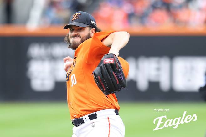 5차전 등판 하루 앞두고 '최고 투수' 인정받았다, 폰세 만장일치 최동원상 수상