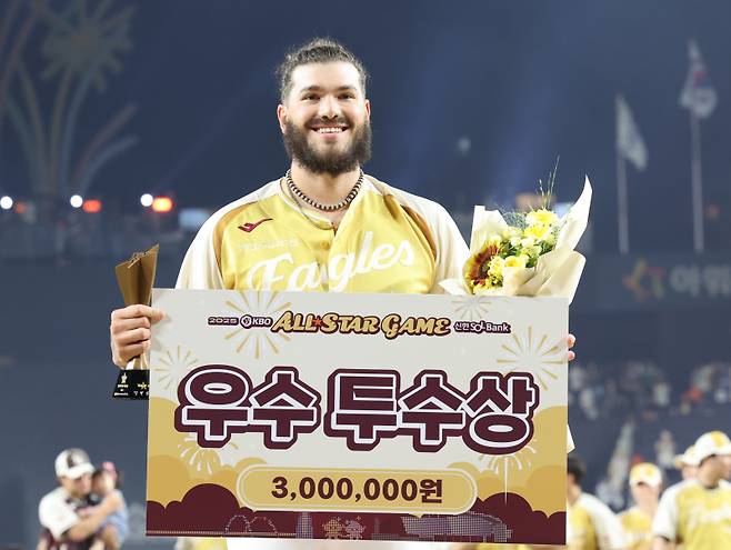 5차전 등판 하루 앞두고 '최고 투수' 인정받았다, 폰세 만장일치 최동원상 수상