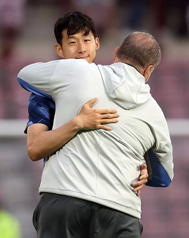 “흥민아, 다시 지휘봉 잡을 수 있을 것 같아” 英 단독 보도 떴다…‘39일 만에 경질 수모’ 포스테코글루 감독, 3년 만에 셀틱 복귀 고려