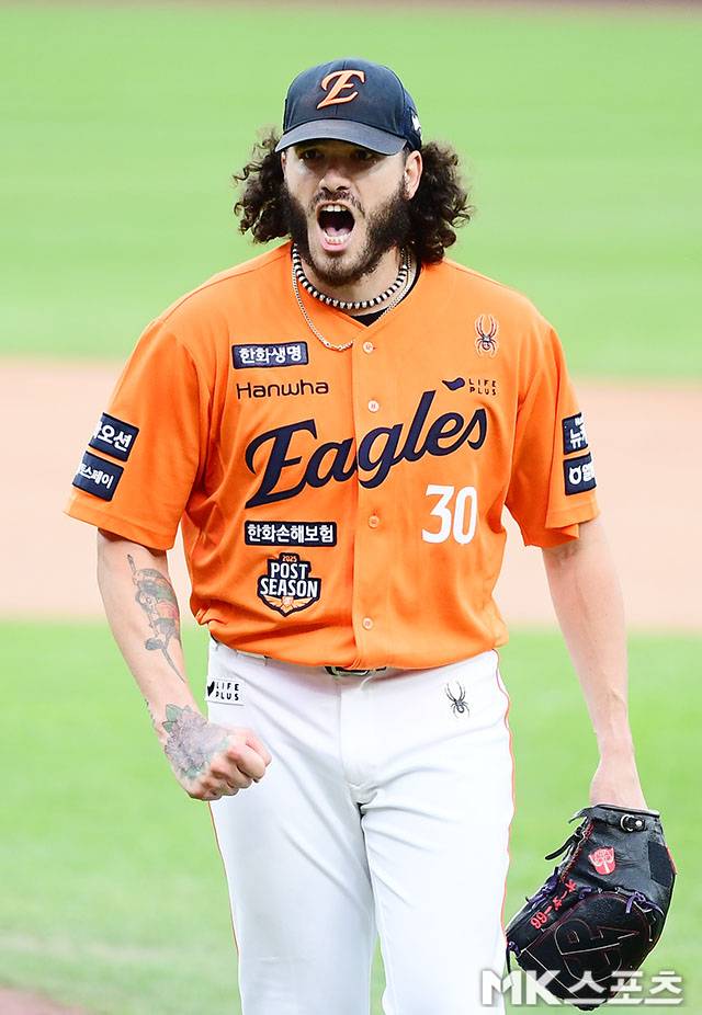 PO 5차전 선발로 나서는 한화 폰세, 만장일치로 제12회 최동원상 수상자 선정