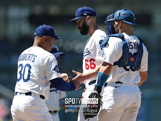 아 다저스 갑자기 급불안, ‘그분’이 비행기 타셨다… 부상 회복이 독? 적이 내부에 있나