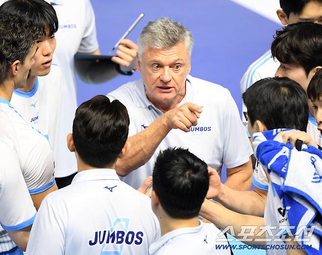 '감독님, 이게 한국식 축하예요' 65세 노감독에게 물 세례를 하다니...