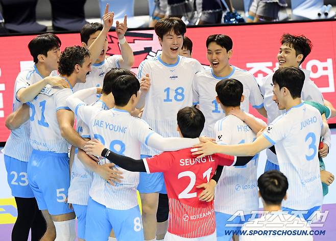 '감독님, 이게 한국식 축하예요' 65세 노감독에게 물 세례를 하다니...