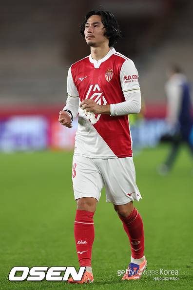 SON도 없는데.. '토트넘 박살' 스스로 기회 날린 日 미나미노의 자책