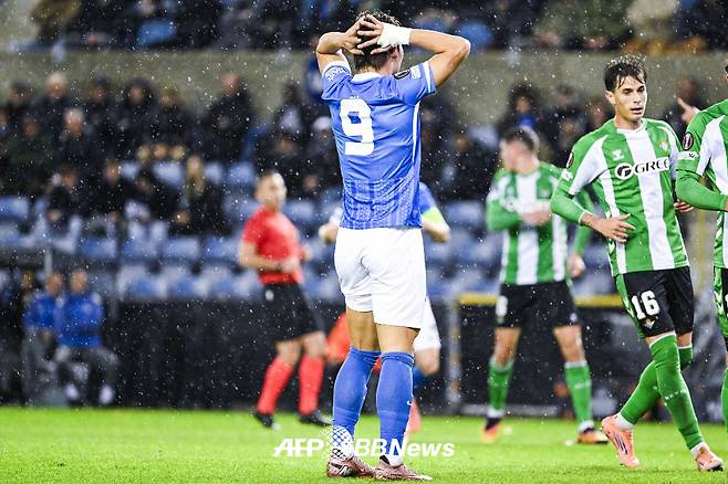 '통한의 골대' 오현규, 교체 직후 '분풀이'까지... 헹크, 베티스와 0-0 무승부