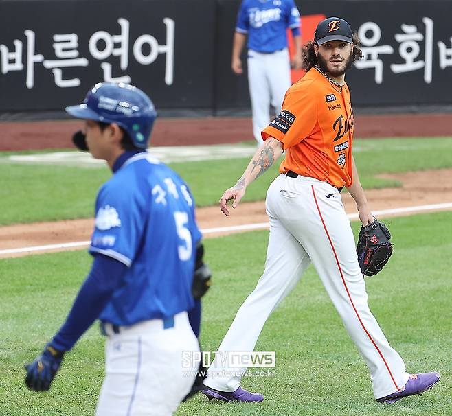 폰세 자존심 구긴 채 한국 떠날까…'피치클락 논란' 구자욱과 마지막 승부도 남았다