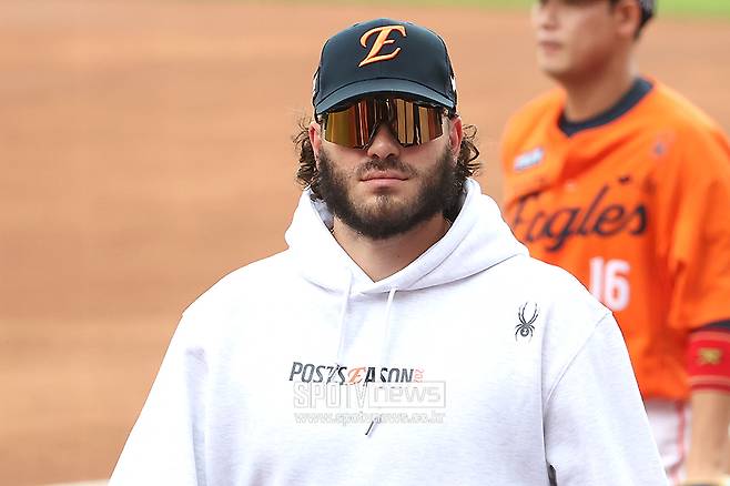 폰세 자존심 구긴 채 한국 떠날까…'피치클락 논란' 구자욱과 마지막 승부도 남았다