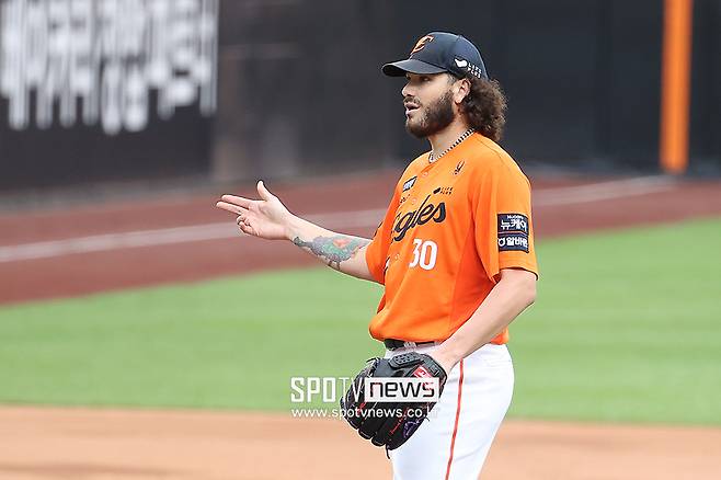 폰세 자존심 구긴 채 한국 떠날까…'피치클락 논란' 구자욱과 마지막 승부도 남았다