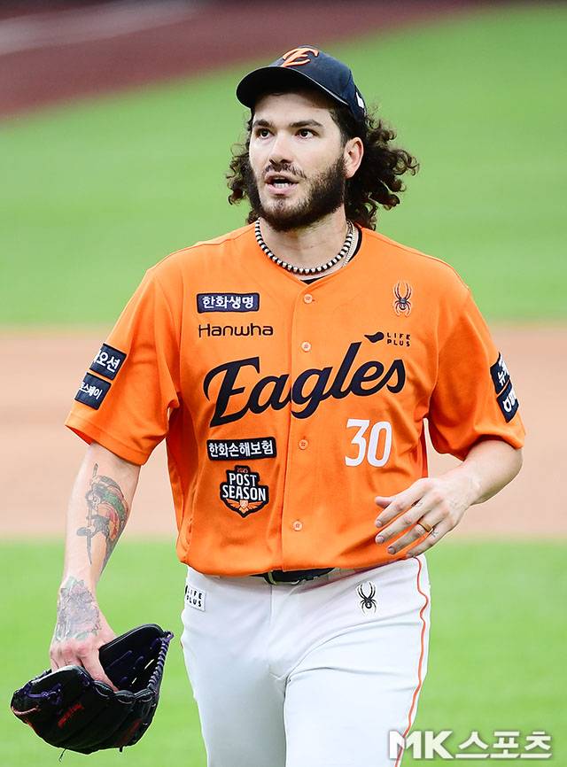 “한 번 더 만나면 자신있어”…1차전서 주춤했던 ‘슈퍼 에이스’ 폰세, 반등하며 한화 19년 만의 KS로 이끌까 [PO5]