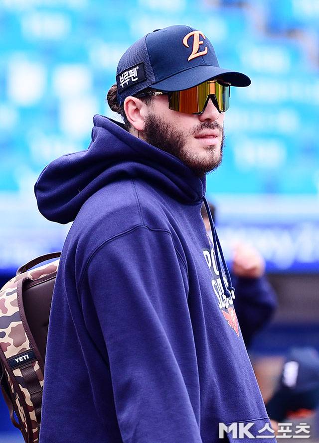 “한 번 더 만나면 자신있어”…1차전서 주춤했던 ‘슈퍼 에이스’ 폰세, 반등하며 한화 19년 만의 KS로 이끌까 [PO5]