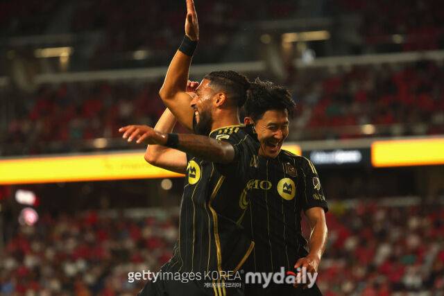 손흥민 이어 또 MLS 대형 영입 성공하나…메시의 인터 마이애미, 레반도프스키 영입 고려