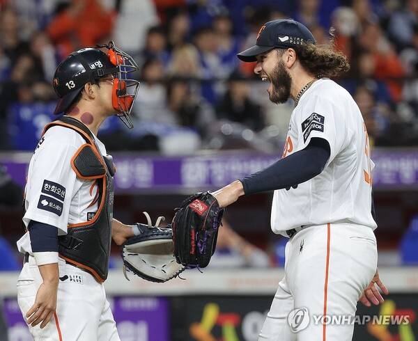 여기서 행복수비라니, 삼진인데 1점 줬다… 치명적인 김태연-최재훈 포구미스[PO5]