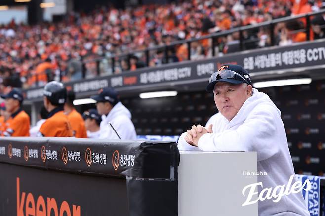 타구 맞은 폰세, 김경문 감독 김영웅 고의4구 지시→실점 막고 반격 [PO5]