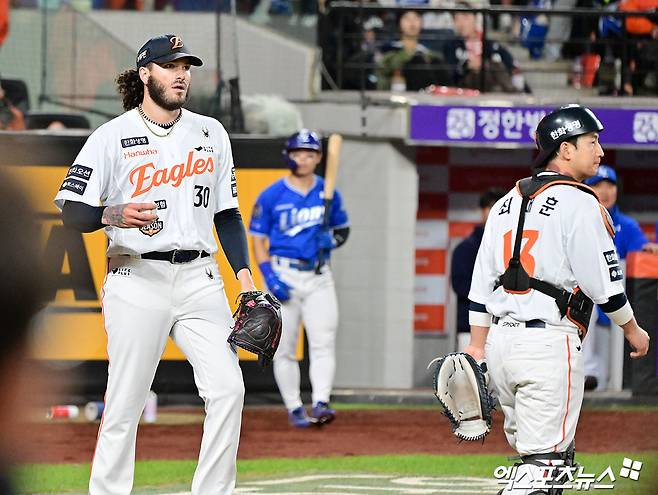 '아니 왜 1루 안 던져?' 한화, 김태연 실책성 2루타 허용→최재훈 포일 낫아웃 첫 실점 [PO5 라이브]