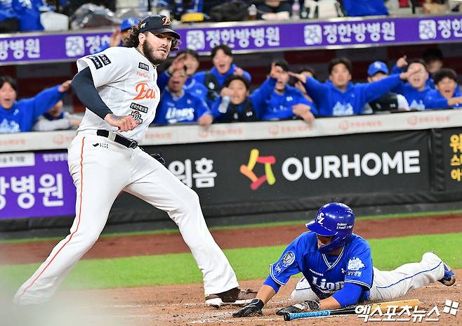 '아니 왜 1루 안 던져?' 한화, 김태연 실책성 2루타 허용→최재훈 포일 낫아웃 첫 실점 [PO5 라이브]