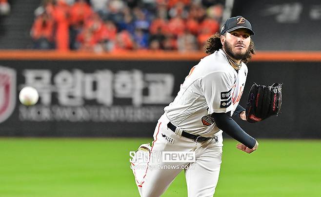 폰세도 간절하다, 타구 맞아도 버티고 KBO 최초 고의4구까지…처절하게 5이닝 1실점 역투