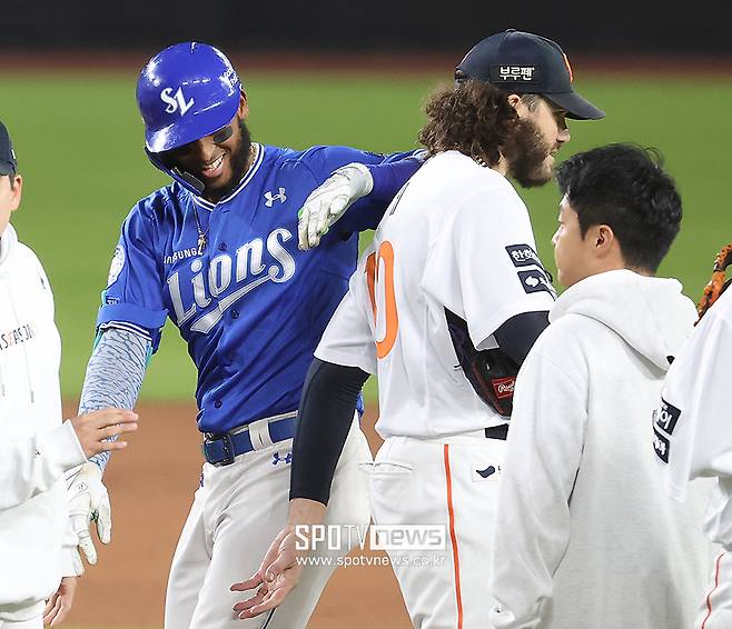 폰세도 간절하다, 타구 맞아도 버티고 KBO 최초 고의4구까지…처절하게 5이닝 1실점 역투