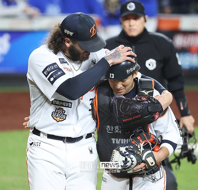 폰세도 간절하다, 타구 맞아도 버티고 KBO 최초 고의4구까지…처절하게 5이닝 1실점 역투