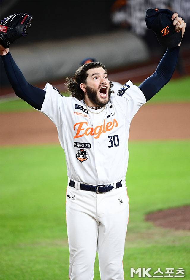 6실점 5자책점→5이닝 KKKKKKKKK 1실점 비자책점…강습 타구 불운에도 투혼 보인 한화 폰세, 슈퍼 에이스 품격 보여줬다 [MK PO5]