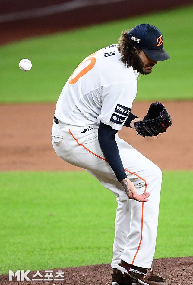 6실점 5자책점→5이닝 KKKKKKKKK 1실점 비자책점…강습 타구 불운에도 투혼 보인 한화 폰세, 슈퍼 에이스 품격 보여줬다 [MK PO5]