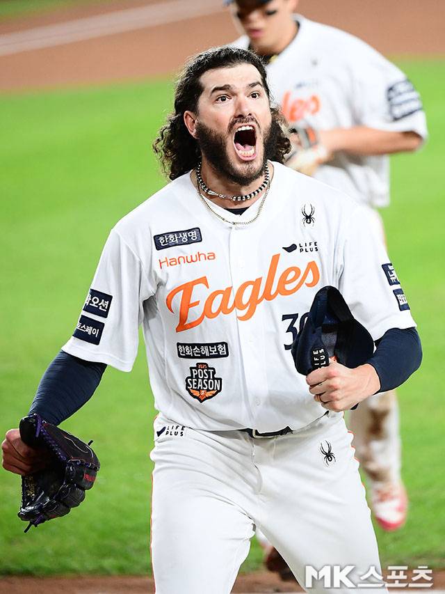 6실점 5자책점→5이닝 KKKKKKKKK 1실점 비자책점…강습 타구 불운에도 투혼 보인 한화 폰세, 슈퍼 에이스 품격 보여줬다 [MK PO5]